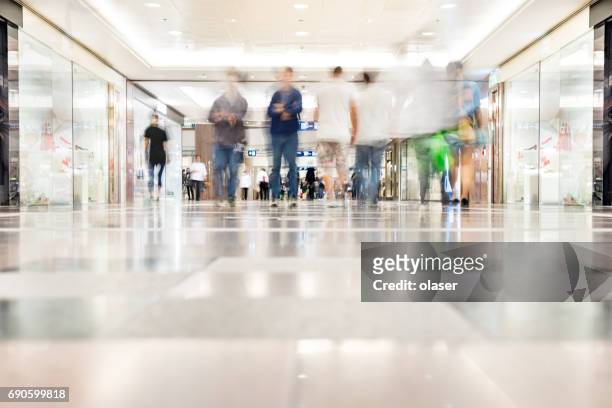 bewegung verwischt kunden wandern in shopping-mall, hong kong - shoppingcenter stock-fotos und bilder