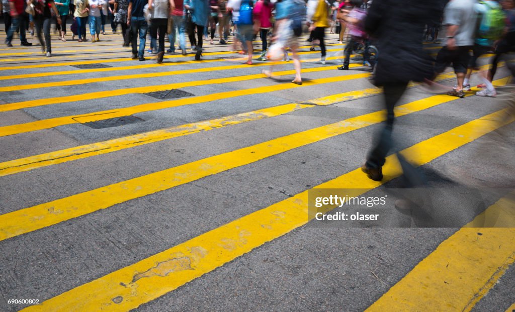 Pedoni in strada a Hong Kong