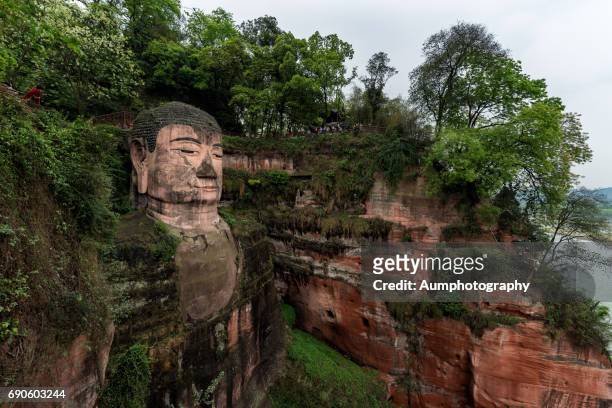 leshan giant buddha - buda gigante de leshan - fotografias e filmes do acervo