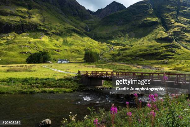bridge crossing the river coe to cottage at glencoe highlands , scotland - glencoe schotland stockfoto's en -beelden