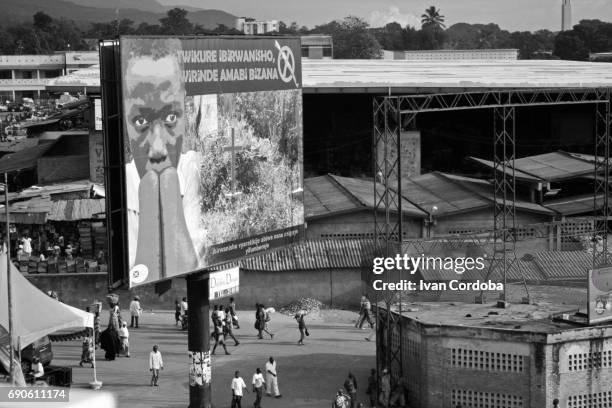 billboard against use of weapons in the centre of bujumbura city, burundi. - tribo africana oriental imagens e fotografias de stock