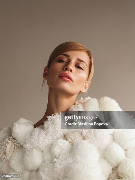 young beautiful woman in winter coat - mujer peluda fotografías e imágenes de stock