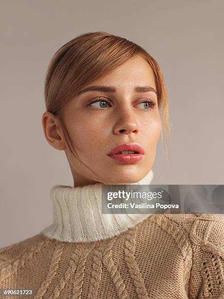 young beautiful woman in knitwear - natural blonde 個照片及圖片檔