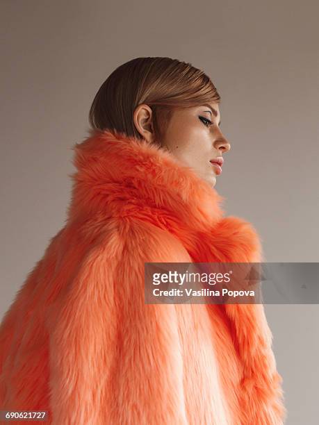 young fashionable woman in winter coat - fashion photography stockfoto's en -beelden