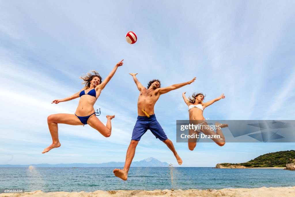 Sauter et crier sur la plage