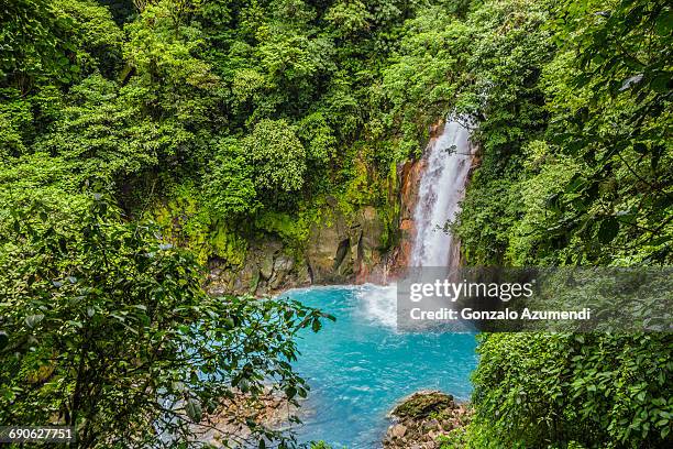 rio celeste river waterfall - parque nacional volcán tenorio fotografías e imágenes de stock