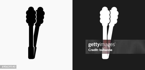 ilustrações, clipart, desenhos animados e ícones de ícone de pinças de churrasco em preto e branco vector backgrounds - pinça utensílio de servir