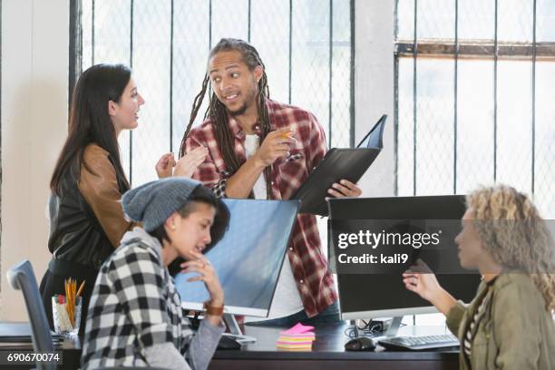 multi-etnische jonge creatieven in een zakelijke bijeenkomst - man met een groep vrouwen stockfoto's en -beelden