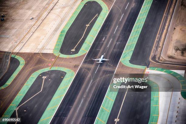 avion sur la piste d’atterrissage - atterrir photos et images de collection