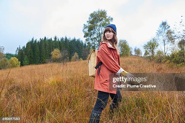 young woman in autumnal landscape - guardare indietro foto e immagini stock