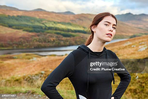 female runner taking a break - ropa de deporte fotografías e imágenes de stock