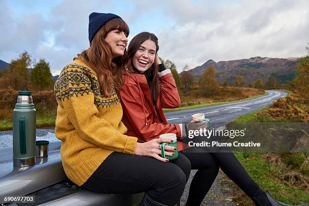 roadtrip - frau mit gelben regenmantel stock-fotos und bilder