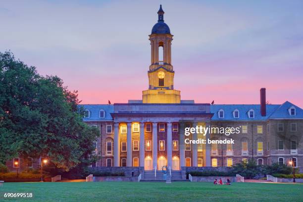 penn state vieil immeuble principal à state college en pennsylvanie aux états-unis - state college photos et images de collection