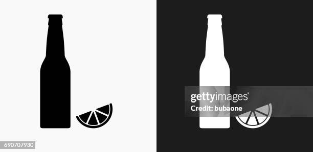 ilustraciones, imágenes clip art, dibujos animados e iconos de stock de botella de cerveza y limón icono en blanco y negro vector fondos - botella de cerveza