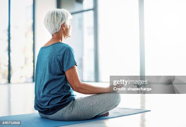 en alignant le corps et l’esprit - elderly woman from behind photos et images de collection