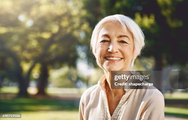 non elascerò mai casa senza un sorriso - older woman happy smile foto e immagini stock