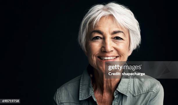 pensioen heeft haar veel extraatjes - black background portrait stockfoto's en -beelden