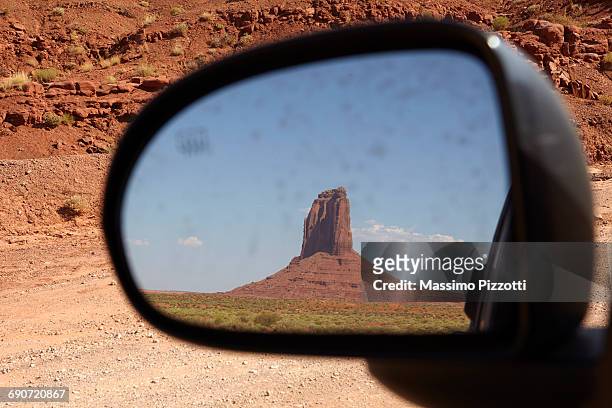 monument valley reflected in the rearview mirror - massimo pizzotti fotografías e imágenes de stock