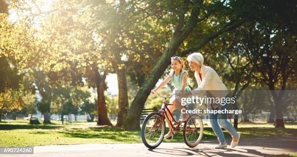 grand-mère est courte sur la critique & long sur l’amour - famille a velo photos et images de collection