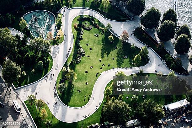 aerial view of jubilee gardens - birdseye view of the queens garden party from the roof of buckingham palace stockfoto's en -beelden