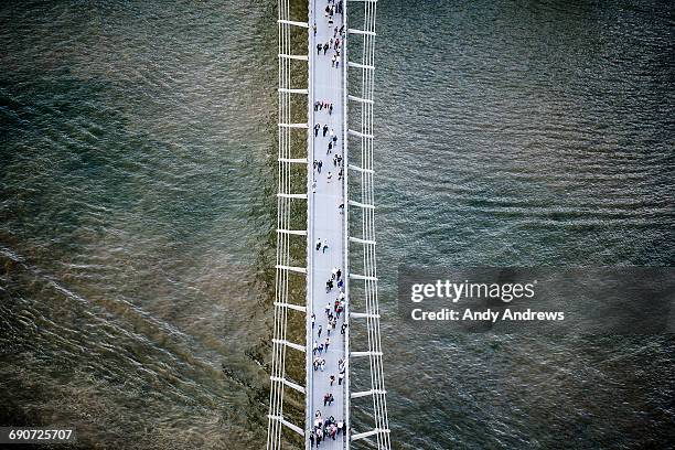 millennium bridge over the river thames - river thames fotografías e imágenes de stock