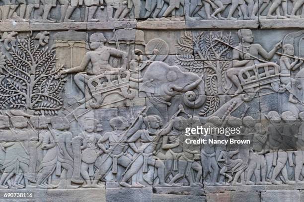 bas-reliefs (carvings) on walls of bayon temple in angkor thom in cambodia. - bas relief 個照片及圖片檔