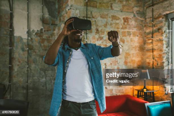 zakenman met behulp van vr-bril - virtualitytrend stockfoto's en -beelden