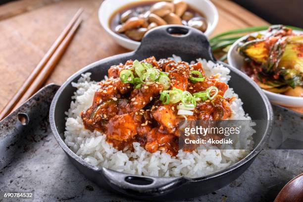 picado de carne de cerdo cocida con pasta de chile rojo, salsa gochujang, sobre arroz - comida asiática fotografías e imágenes de stock