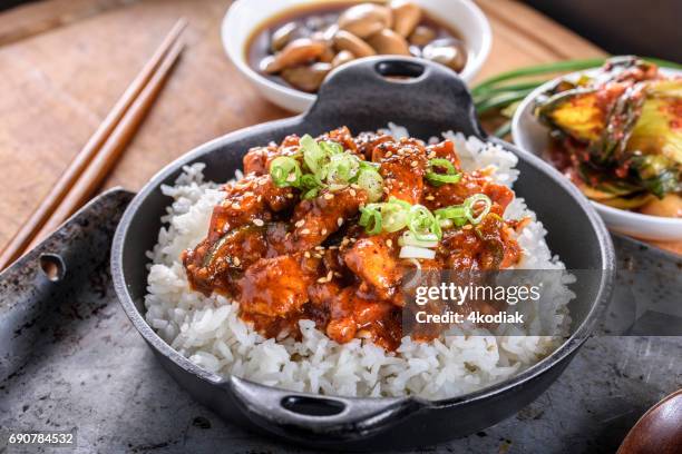 gehakt varkensvlees vlees gekookt met rode chili pasta, gochujang saus, over rijst - korean food stockfoto's en -beelden