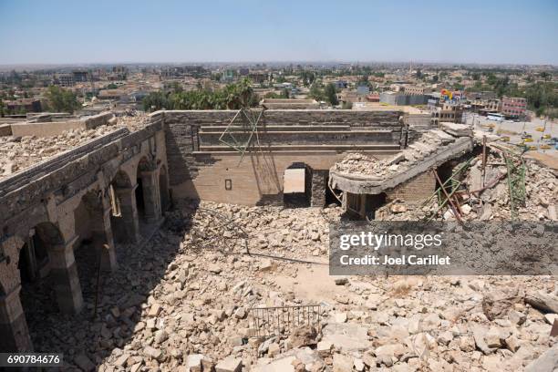 ruinen von nabi yunus schrein in mosul, irak - isis fighter stock-fotos und bilder