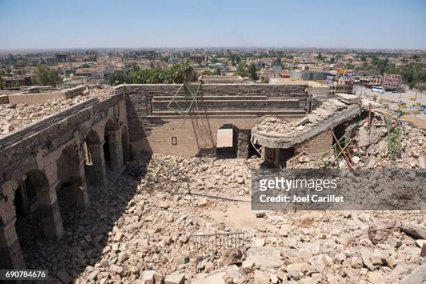 ruínas do santuário de nabi yunus em mosul, iraque - isil militant group - fotografias e filmes do acervo