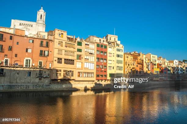 the houses on the river onyar in gerona , spain - rivière onyar photos et images de collection
