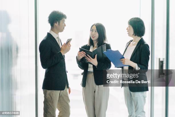 営業会議、新しいプロジェクトについて議論する同僚 - オフィス　日本人　会議　not 多民族 ストックフォトと画像