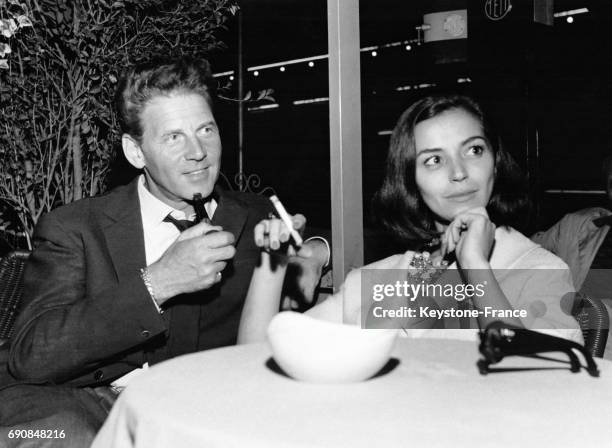 Jean-Pierre Aumont et sa femme Marisa Pavan assis à une terrasse de café à Rome, Italie le 23 septembre 1961.