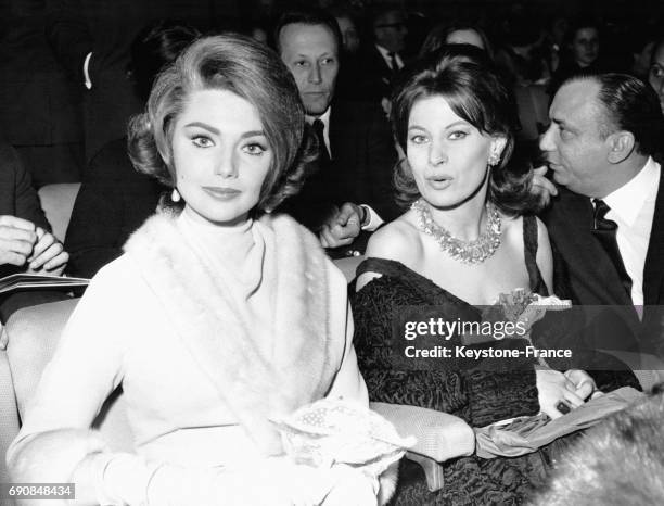 Actrice italienne Sylva Koscina dans la salle pour la projection de 'Cyrano et d'Artagnan', le film d'Abel Gance.