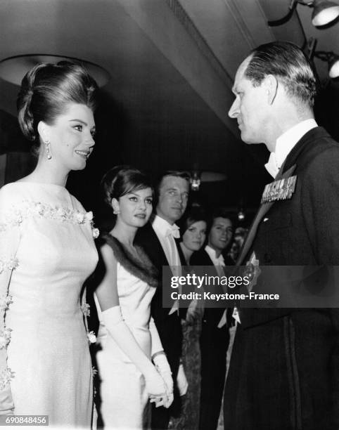 Sylva Koscina et le Prince Philip discutent avant la projection du film 'Move over Darling' à l'Odeon tandis qu'attendent, pour être présentés au...