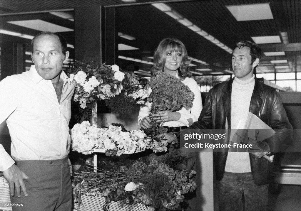 Marcel Bozzuffi, Sylva Koscina et Jean-Pierre Desagnat sur un stand de fleurs