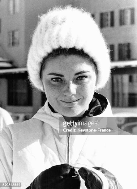 Actrice italienne Sylva Koscina en bonnet blanc et anorak blanc à la montagne.