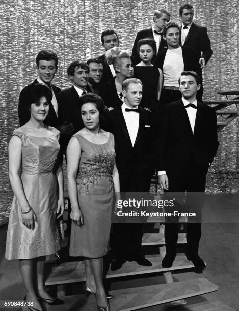 Les candidats du concours Eurovision 1964, dont Hugues Aufray et Gigliola Cinquetti, à Copenhague, Danemark en mars 1964.