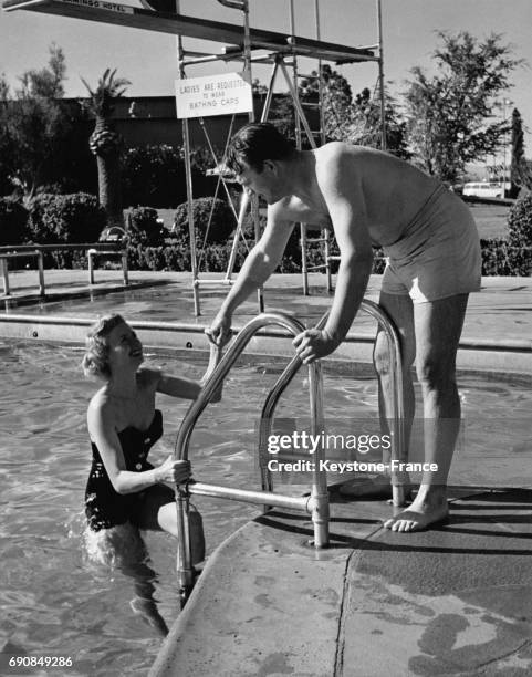 Jeunes mariés à la piscine du Flamingo Hotel à Las Vegas, Nevada, Etats-Unis.