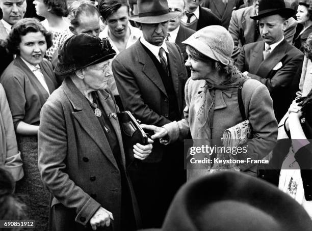 Femmes discutant, entourées d'une foule curieuse d'entendre les argumentaires, à Londres, Royaume-Uni.