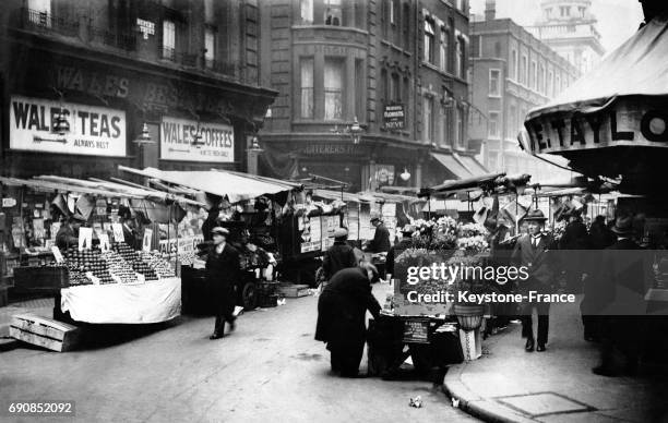 Vue d'une rue commerçante de Soho à Londres, Royaume-Uni en février 1930.