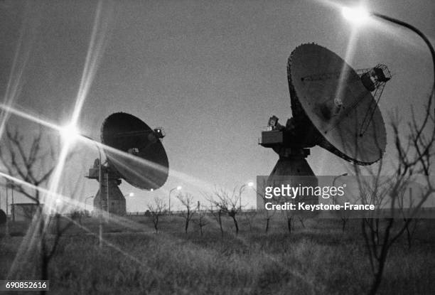 Vue des antennes du centre de liaison cosmique qui écoutent l'espace, à Moscou, Russie en décembre 1970.