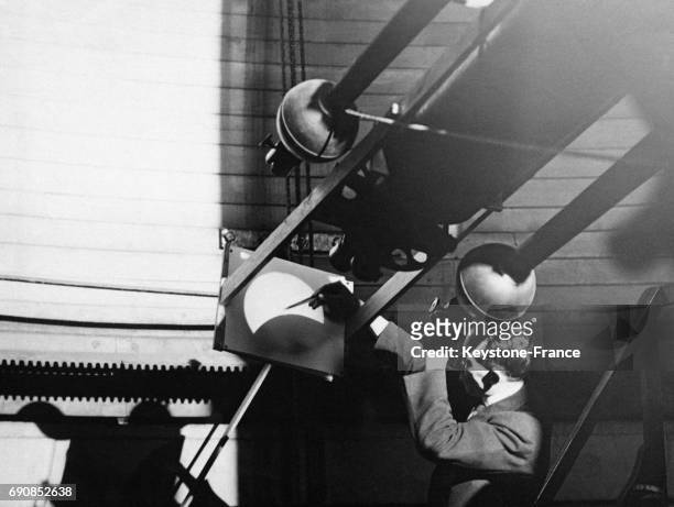 Gustavus Wynne Cook, astronome amateur, réglantt son nouveau téléscope très puissant qui grossit 1400 fois, à Philadelphie, Pennsylvanie, Etats-Unis...