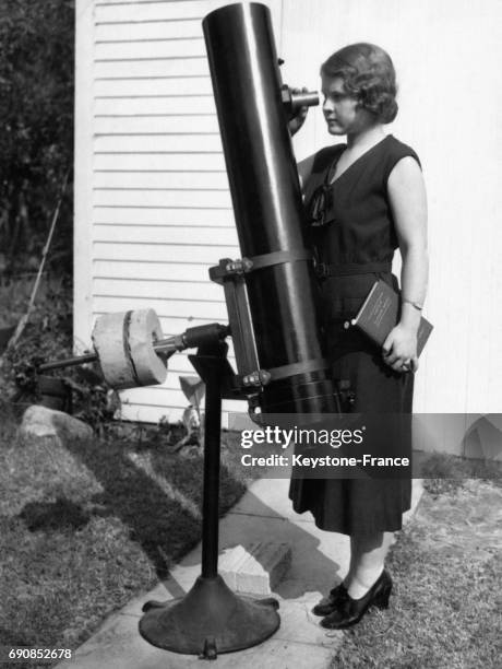 Nandalee Nickel, la plus jeune astronome de 17 ans, regarde à travers le téléscope qu'elle a installé dans son jardin, à Glendale, Californie,...