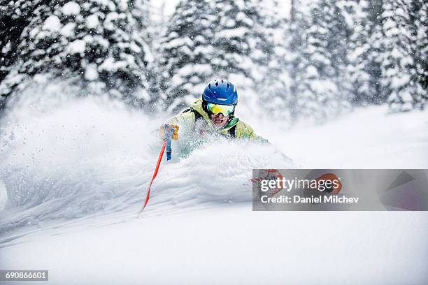 skier makig aggressive turn in deep snow. - powder snow fotografías e imágenes de stock