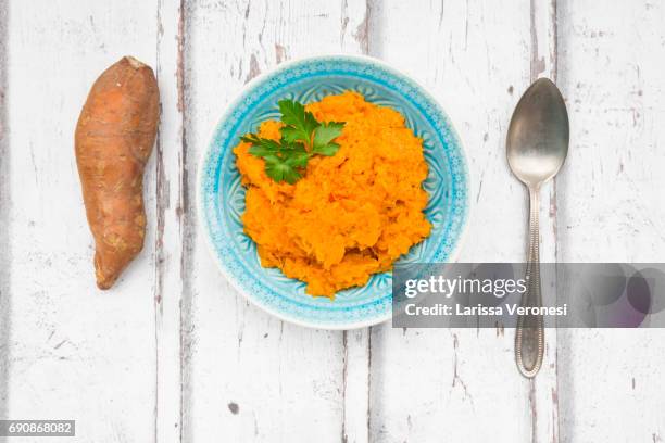 bowl of mashed sweet potato - mashed sweet potato stock-fotos und bilder