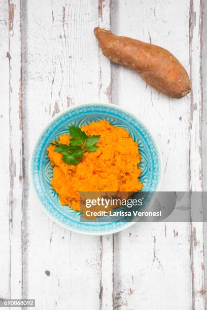 bowl of mashed sweet potato - mashed sweet potato stock-fotos und bilder