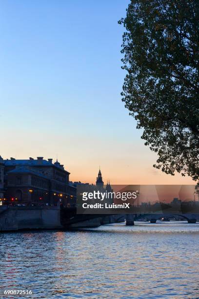 paris - anochecer stock pictures, royalty-free photos & images