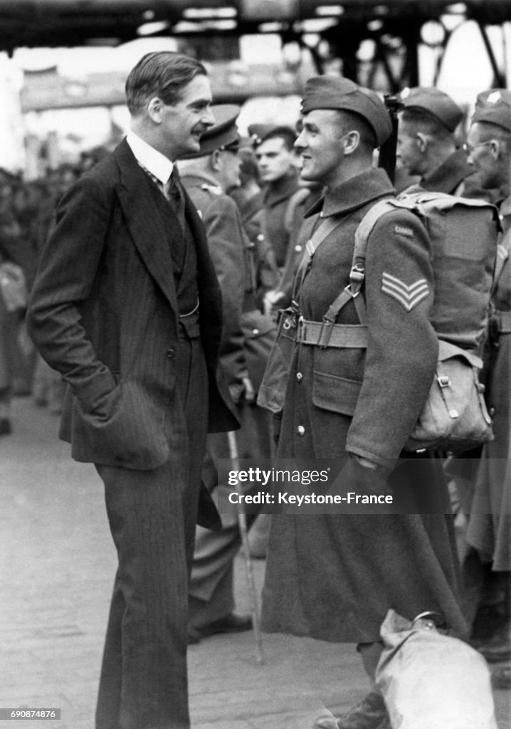 Anthony Eden Accueillant Les Troupes Venant De D barquer Sur La C te anthony-eden-accueillant-les-troupes-venant-de-d-barquer-sur-la-c-te